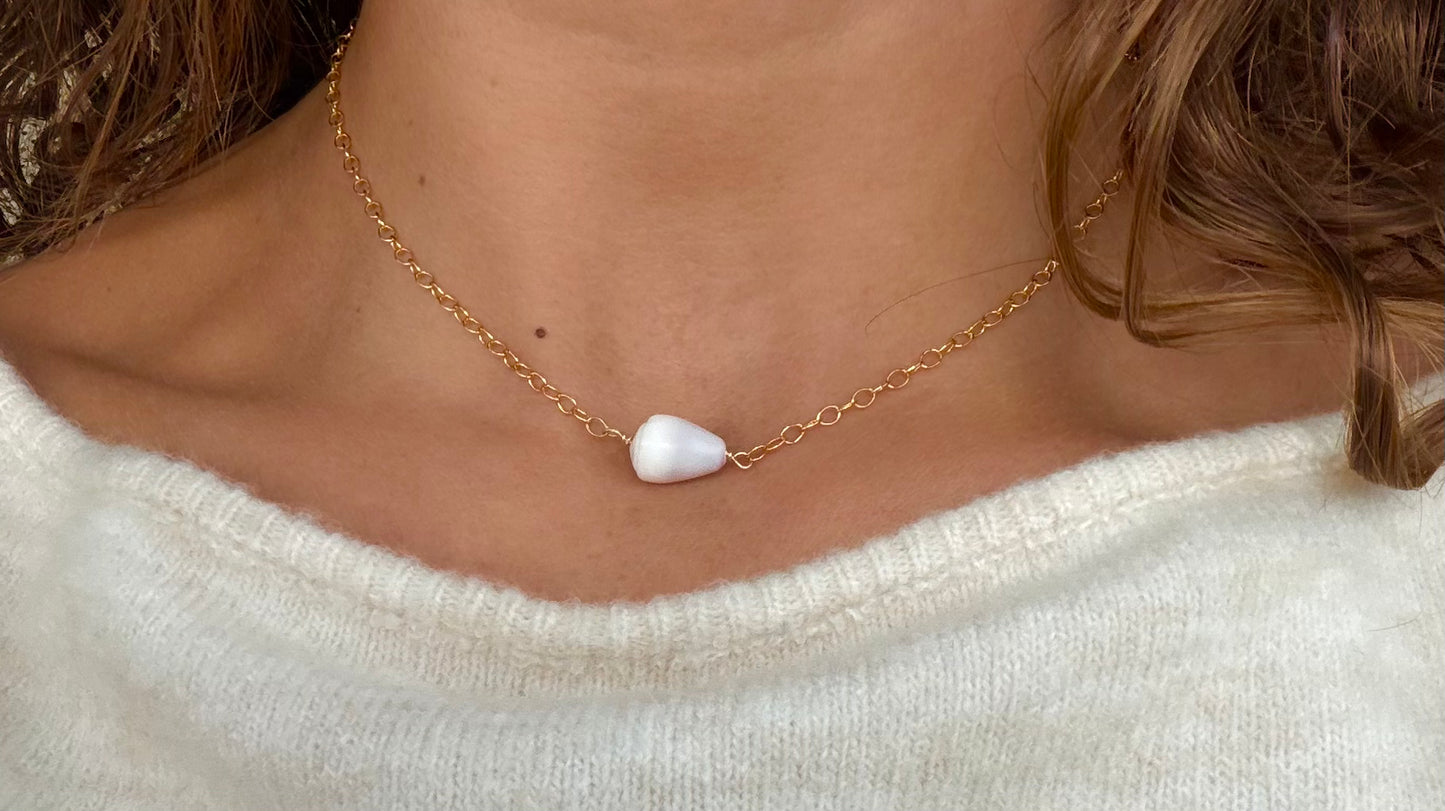 Baby shell choker